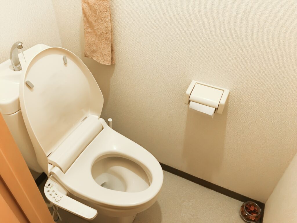 トイレの床が水浸し？トイレと床の隙間からの水漏れについて 兵庫の水漏れ・トイレのつまり修理、水のトラブルは