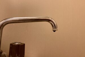 お風呂でシャワーの水漏れトラブル…原因箇所の「エルボ」とは？