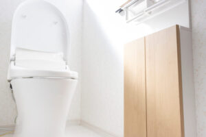 トイレの壁紙を選ぶ際のコツとは？張り替え方法も合わせて確認！