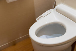 使用後に謎の異音が！トイレの水が逆流する主な原因とは？