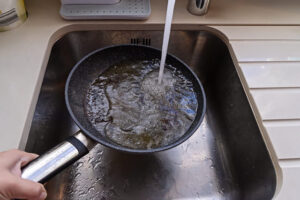 油や洗剤は排水口に流せる？液体を安全に処理するやり方