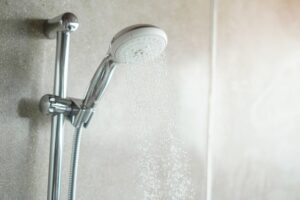 シャワーヘッドの残り水はどうして起こる？不具合の見分け方と改善法