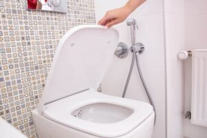 タンクレストイレで水が止まらない！2つの原因と対処方法を解説